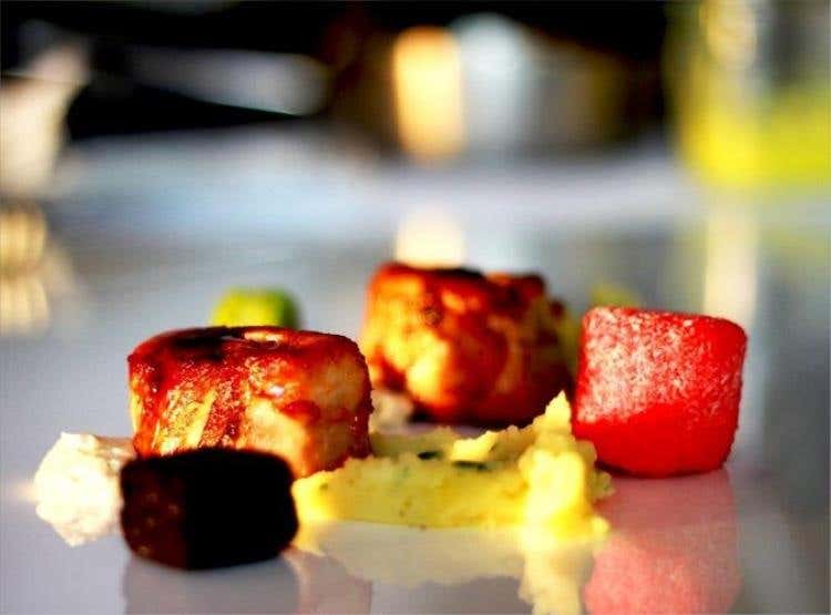 Coscia di coniglio con cuore di podolico e pomodoro arrosto, moisaico di crocchetta e purè rustico